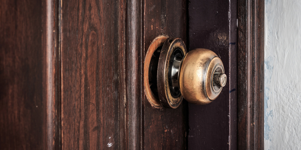 Bộ phận khóa cửa bị lung lay Bộ phận khóa cửa bị lung lay