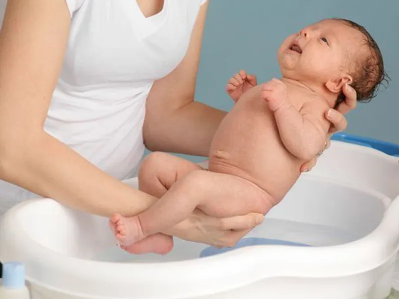 Tắm trẻ sơ sinh là hoạt động thường xuyên cần thiết để giúp bé giảm đau và và giữ vệ sinh cho da nhạy cảm của bé. Hãy cùng xem hình ảnh tắm bé sơ sinh để biết thêm những bí quyết và kinh nghiệm chăm sóc bé của các bà mẹ năng động nhé!