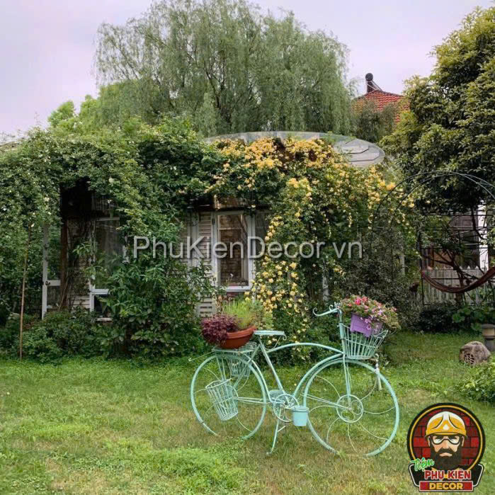 Xe đạp sắt trang trí độc đáo, kết hợp cây xanh tạo không gian nghệ thuật. Xe đạp sắt trang trí độc đáo, kết hợp cây xanh tạo không gian nghệ thuật.