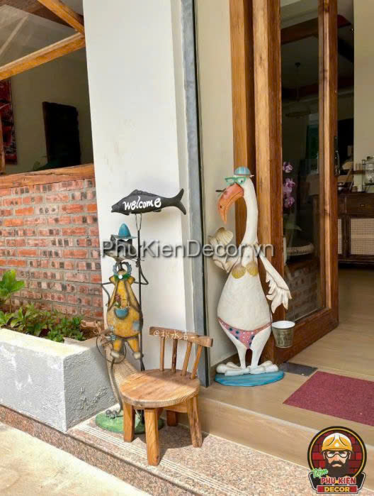 Trang trí lối vào hoặc khu vực sân vườn với mô hình mèo 'Welcome', tạo không gian mời gọi và thân thiện