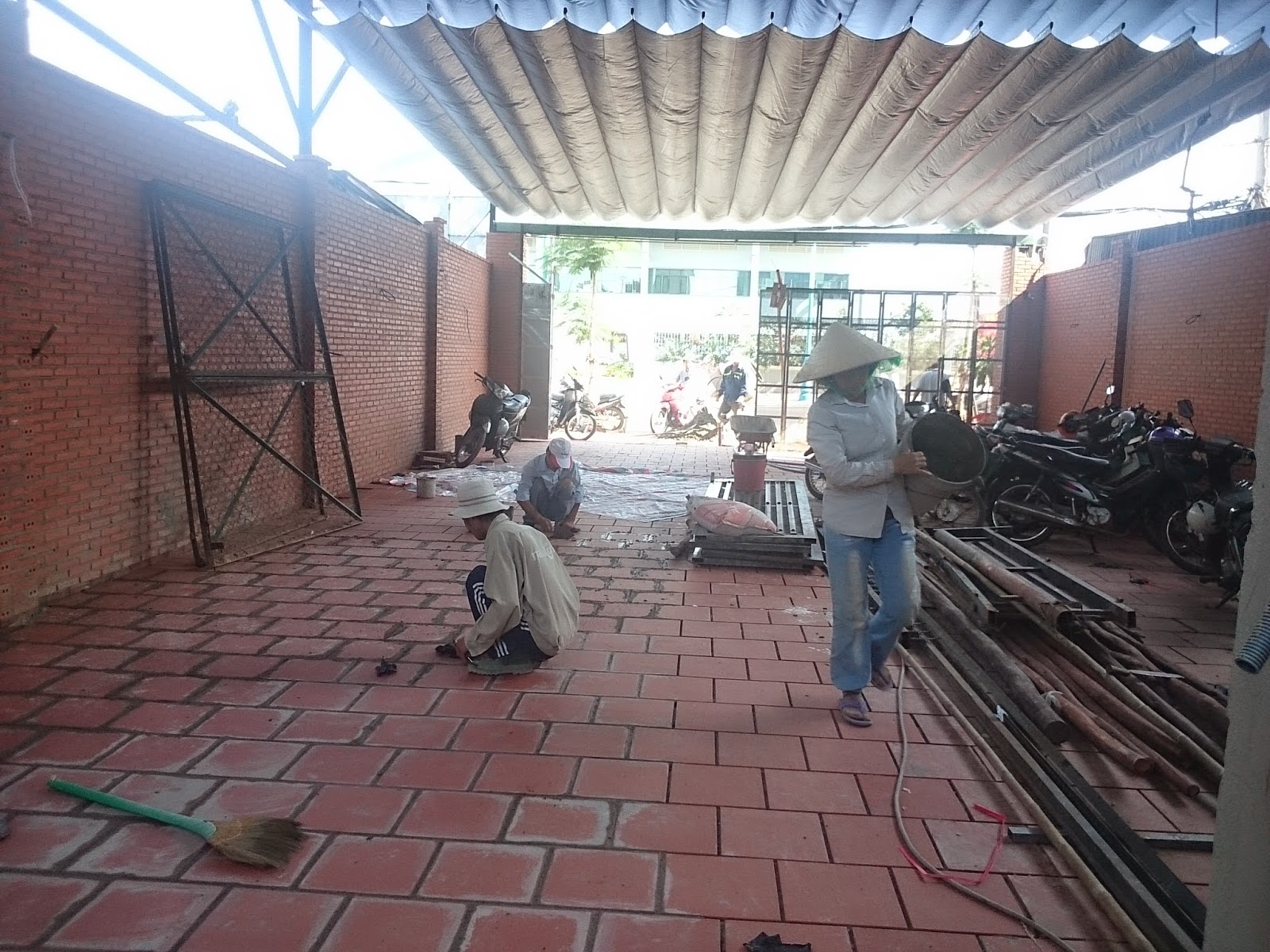 Khi chọn thuê mặt bằng mở quán Cafe, bạn nên hạn chế chọn mặt bằng phải thi công, sửa chữa quá nhiều gây tốn kém lúc đầu tư Khi chọn thuê mặt bằng mở quán Cafe, bạn nên hạn chế chọn mặt bằng phải thi công, sửa chữa quá nhiều gây tốn kém lúc đầu tư