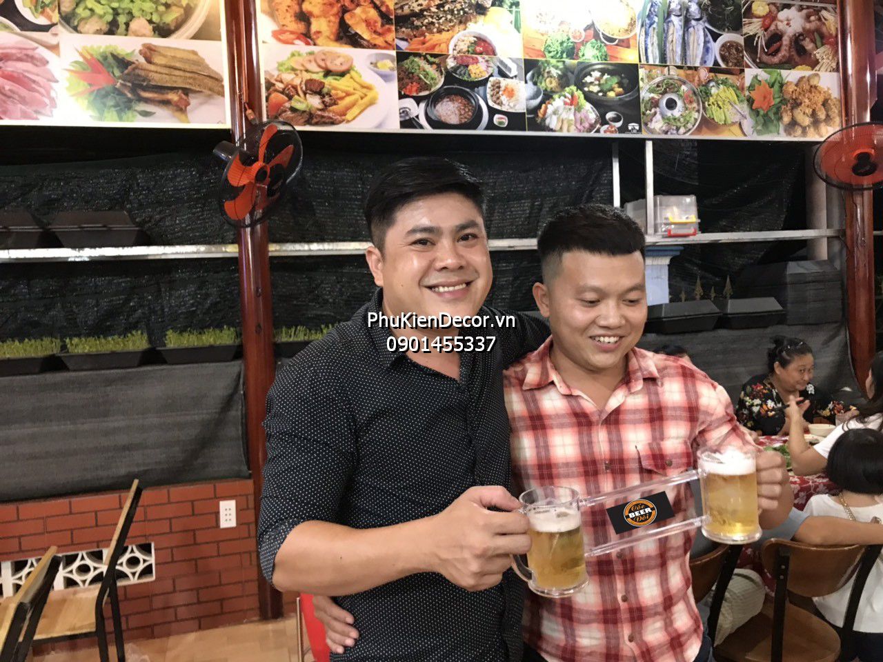 Cốc uống bia đôi cho 2 người mang lại niềm vui cho Khách hàng Quán ăn, Nhà hàng Cốc uống bia đôi cho 2 người mang lại niềm vui cho Khách hàng Quán ăn, Nhà hàng