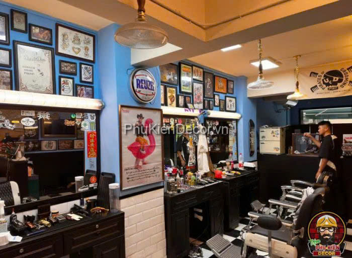 Những món đồ decor cho barber shop mang phong cách mạnh mẽ tăng thêm sự độc đáo và thu hút Những món đồ decor cho barber shop mang phong cách mạnh mẽ tăng thêm sự độc đáo và thu hút