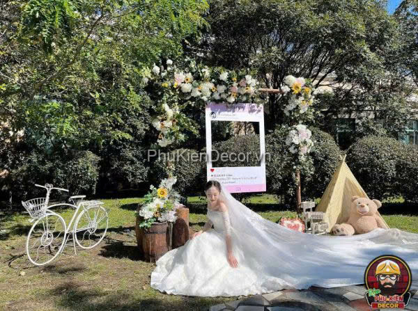 Không gian wedding ngoài trời nhẹ nhàng với đồ decor sân vườn ấn tượng Không gian wedding ngoài trời nhẹ nhàng với đồ decor sân vườn ấn tượng