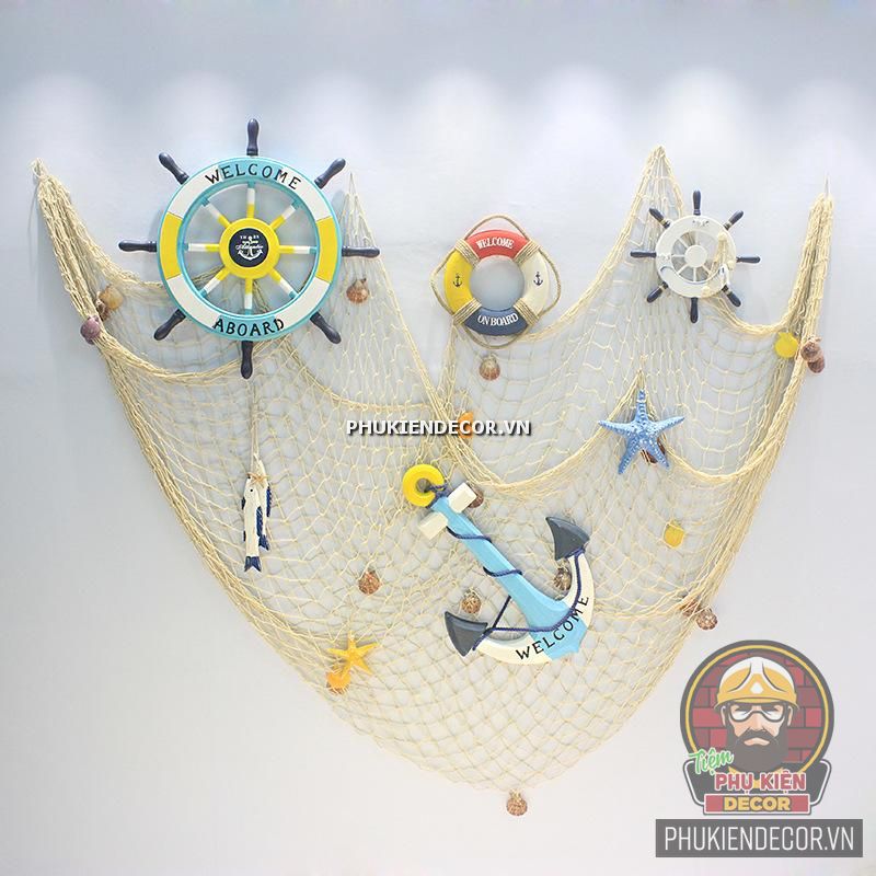 Sử dụng lưới trang trí, mỏ neo, bánh lái, phao decor và sao biển để decor lên tường Sử dụng lưới trang trí, mỏ neo, bánh lái, phao decor và sao biển để decor lên tường