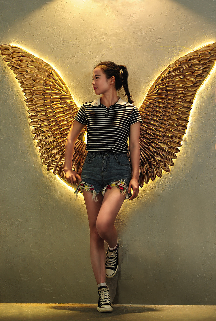 Đôi cánh thiên thần treo tường mang lại điểm nhấn độc đáo cho Quán Đôi cánh thiên thần treo tường mang lại điểm nhấn độc đáo cho Quán