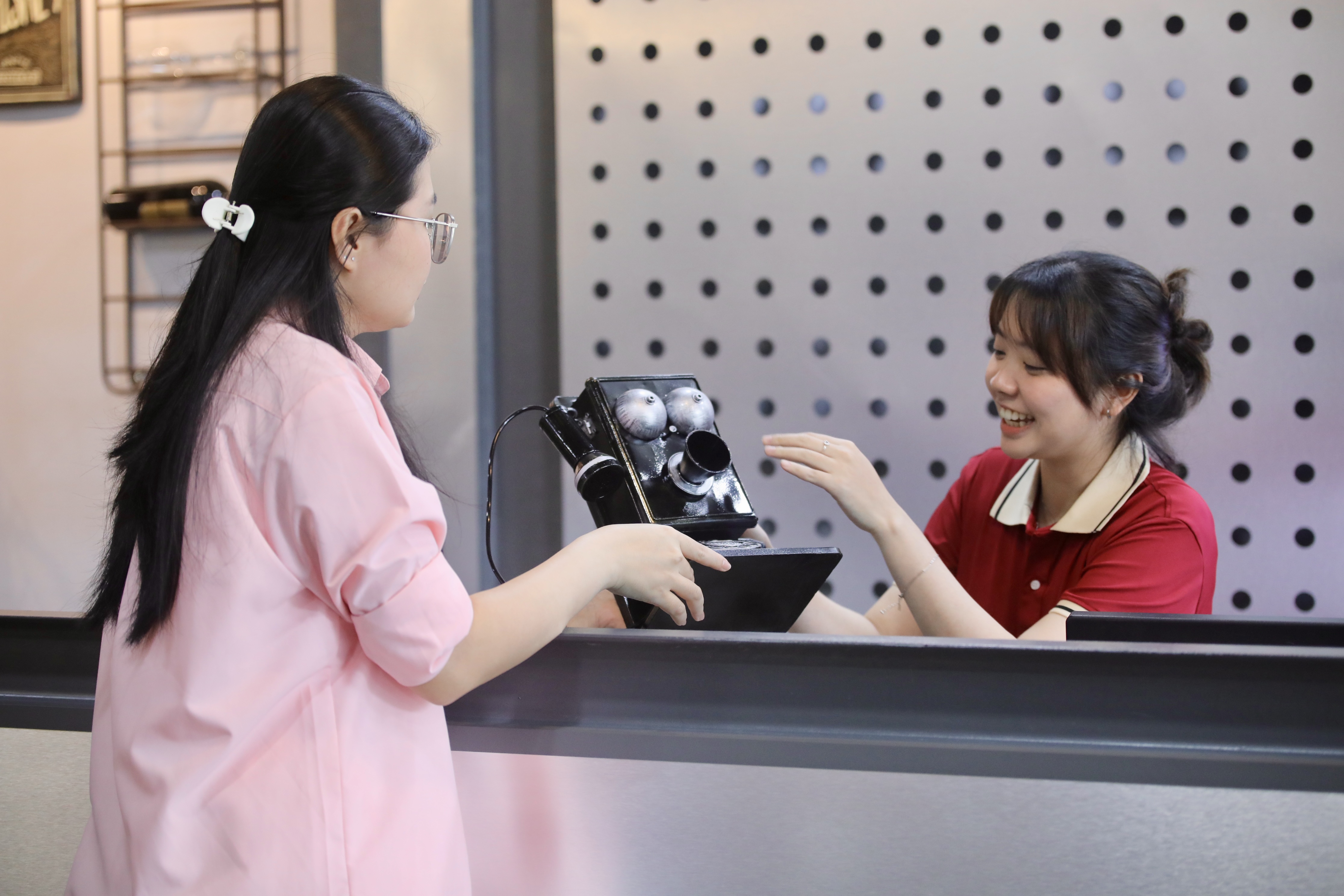 Nhân viên luôn sẵn sàng tư vấn và hỗ trợ bạn trong việc lựa chọn sản phẩm phù hợp Nhân viên luôn sẵn sàng tư vấn và hỗ trợ bạn trong việc lựa chọn sản phẩm phù hợp