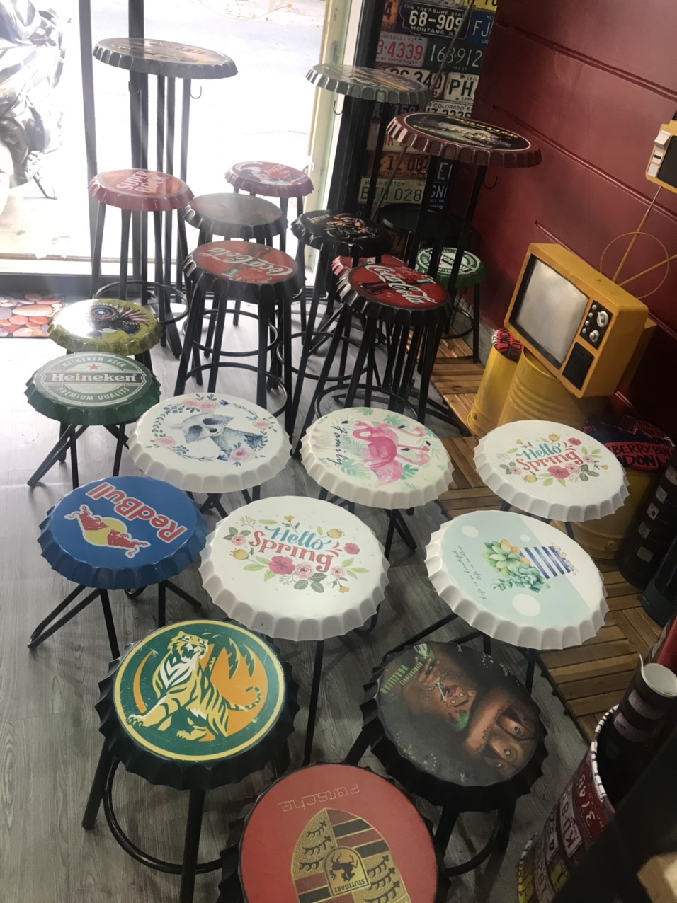 Các mẫu Bàn ghế nắp chai bia trang trí Các mẫu Bàn ghế nắp chai bia trang trí