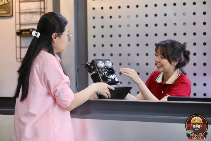 Nhân viên luôn sẵn sàng tư vấn và hỗ trợ bạn trong việc lựa chọn sản phẩm phù hợp Nhân viên luôn sẵn sàng tư vấn và hỗ trợ bạn trong việc lựa chọn sản phẩm phù hợp