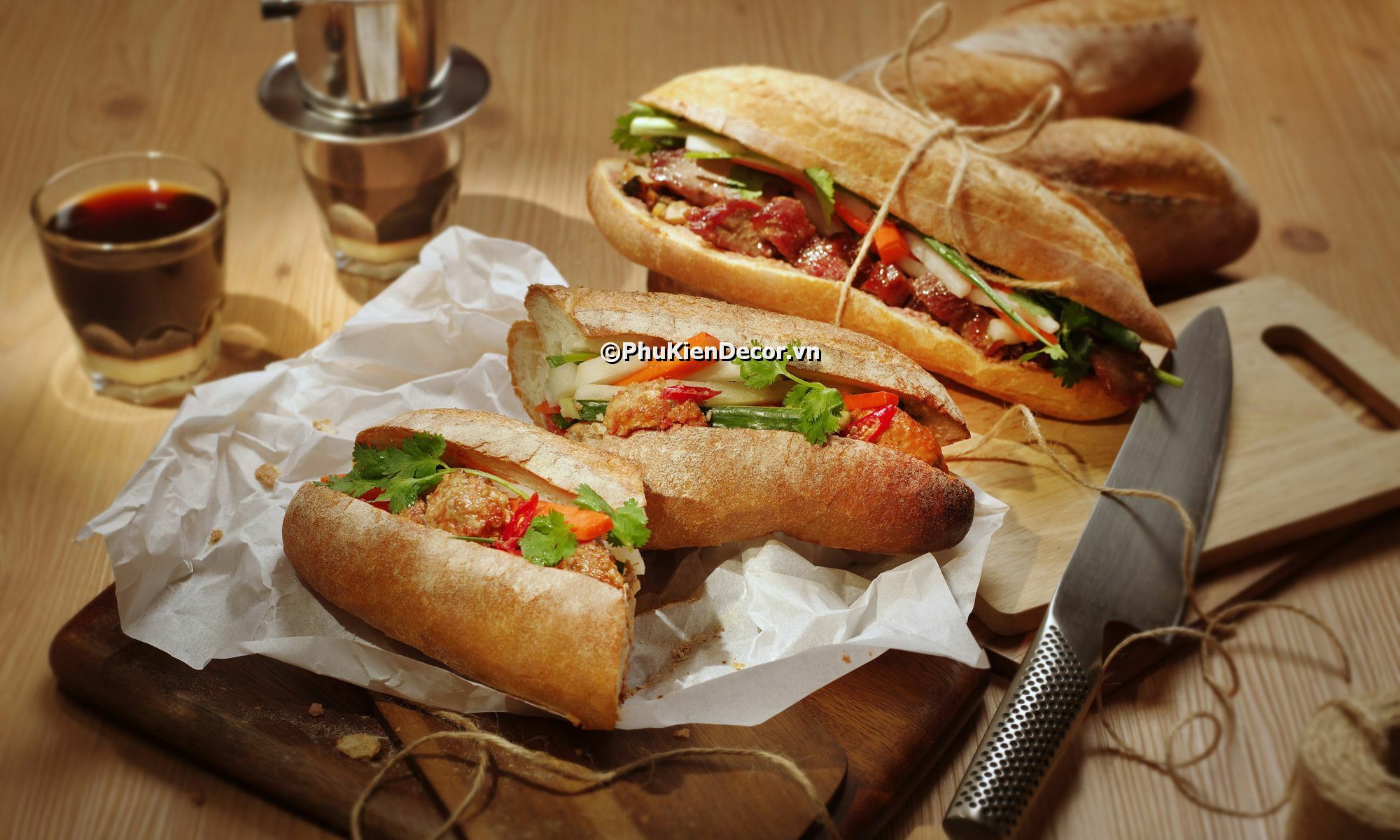 Tranh dán tường trang trí tiệm bánh mì đa dạng, đặc sắc, phong phú