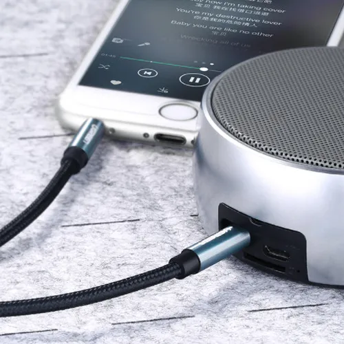 Cáp âm thanh 3.5mm dài 2M Ugreen 10687