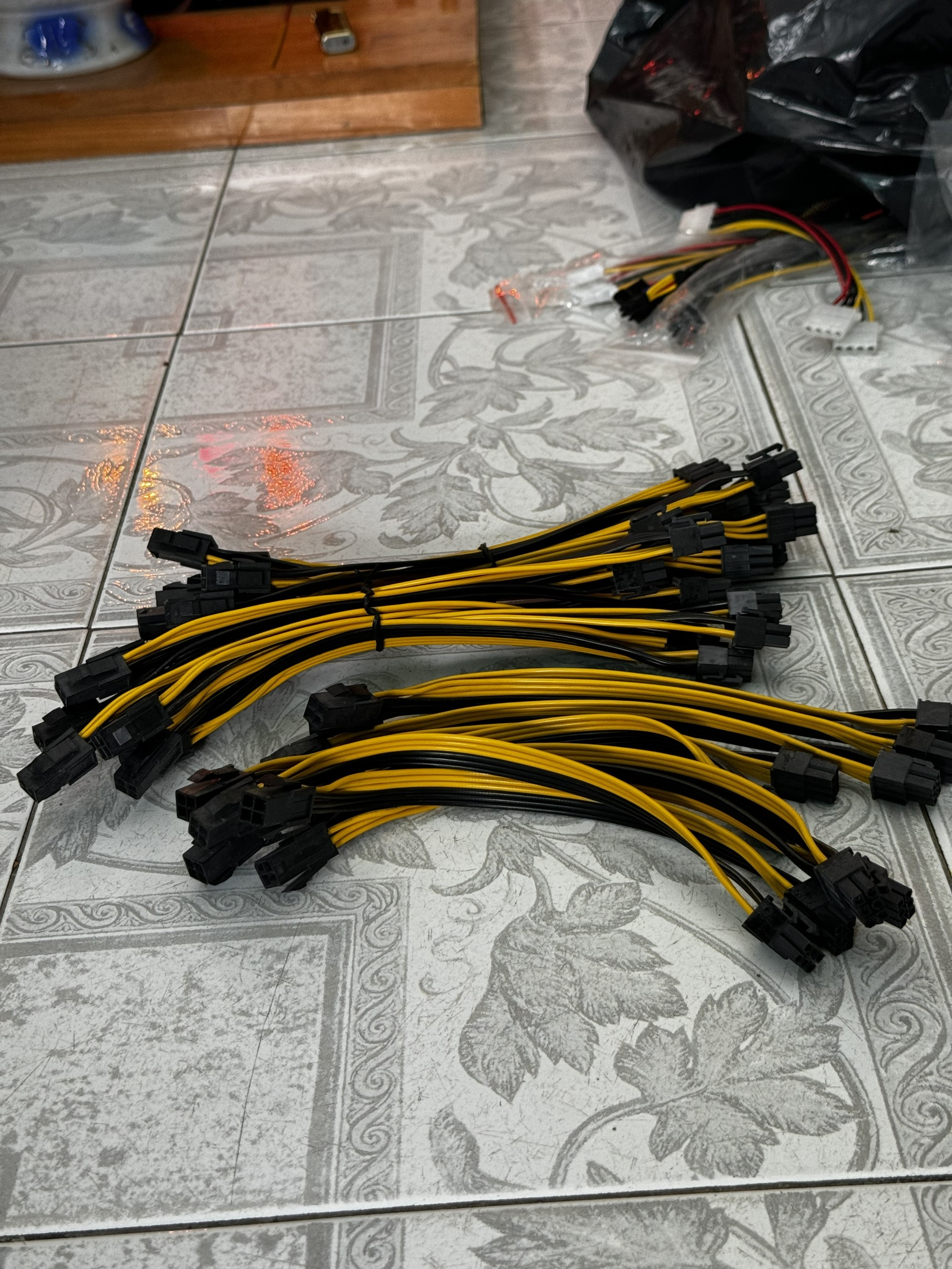 Cáp nguồn card đồ họa 4 pin sang 6 pin dài 18cm Cáp nguồn card đồ họa 4 pin sang 6 pin dài 18cm