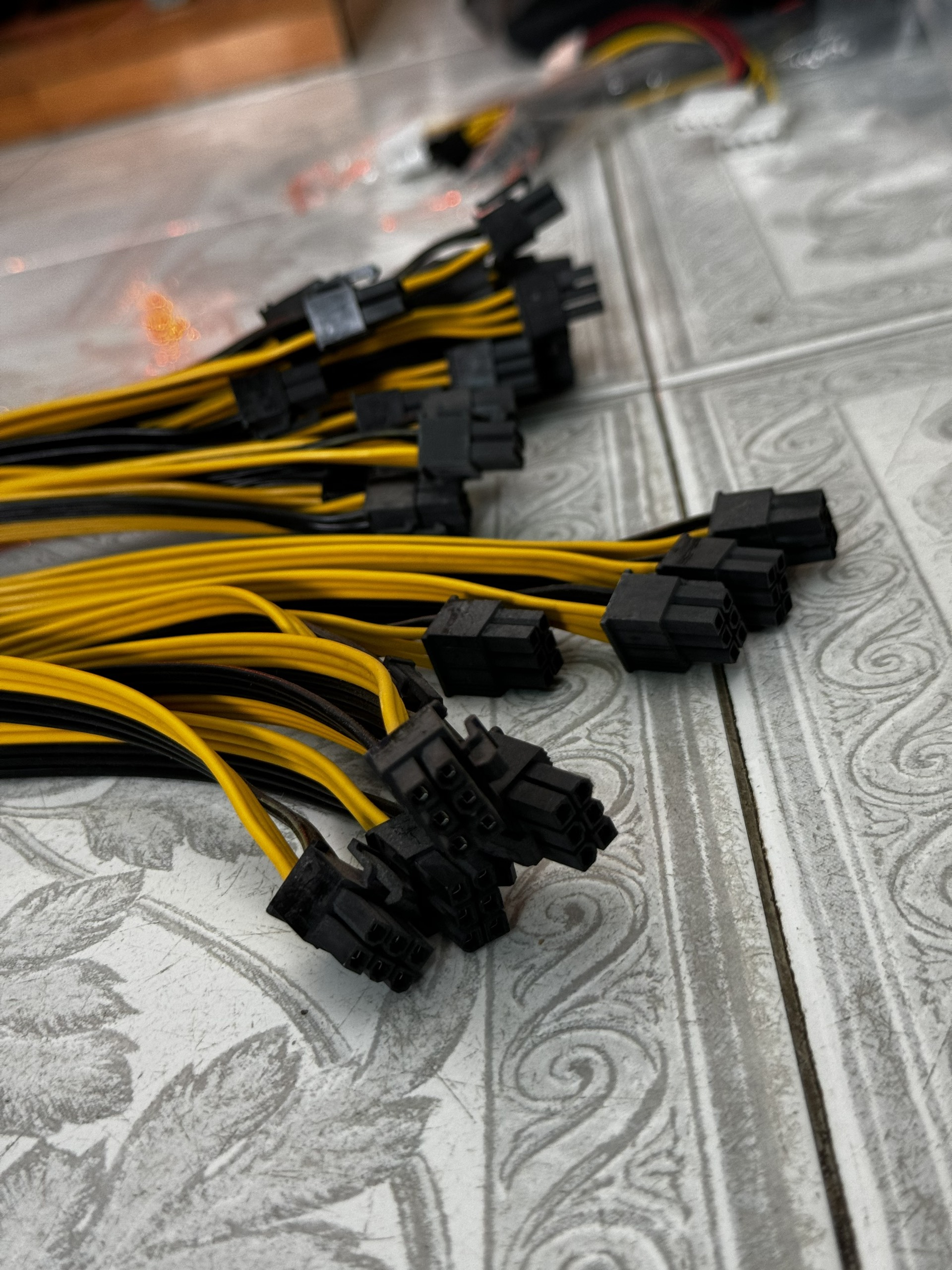 Cáp nguồn card đồ họa 4 pin sang 6 pin dài 18cm Cáp nguồn card đồ họa 4 pin sang 6 pin dài 18cm