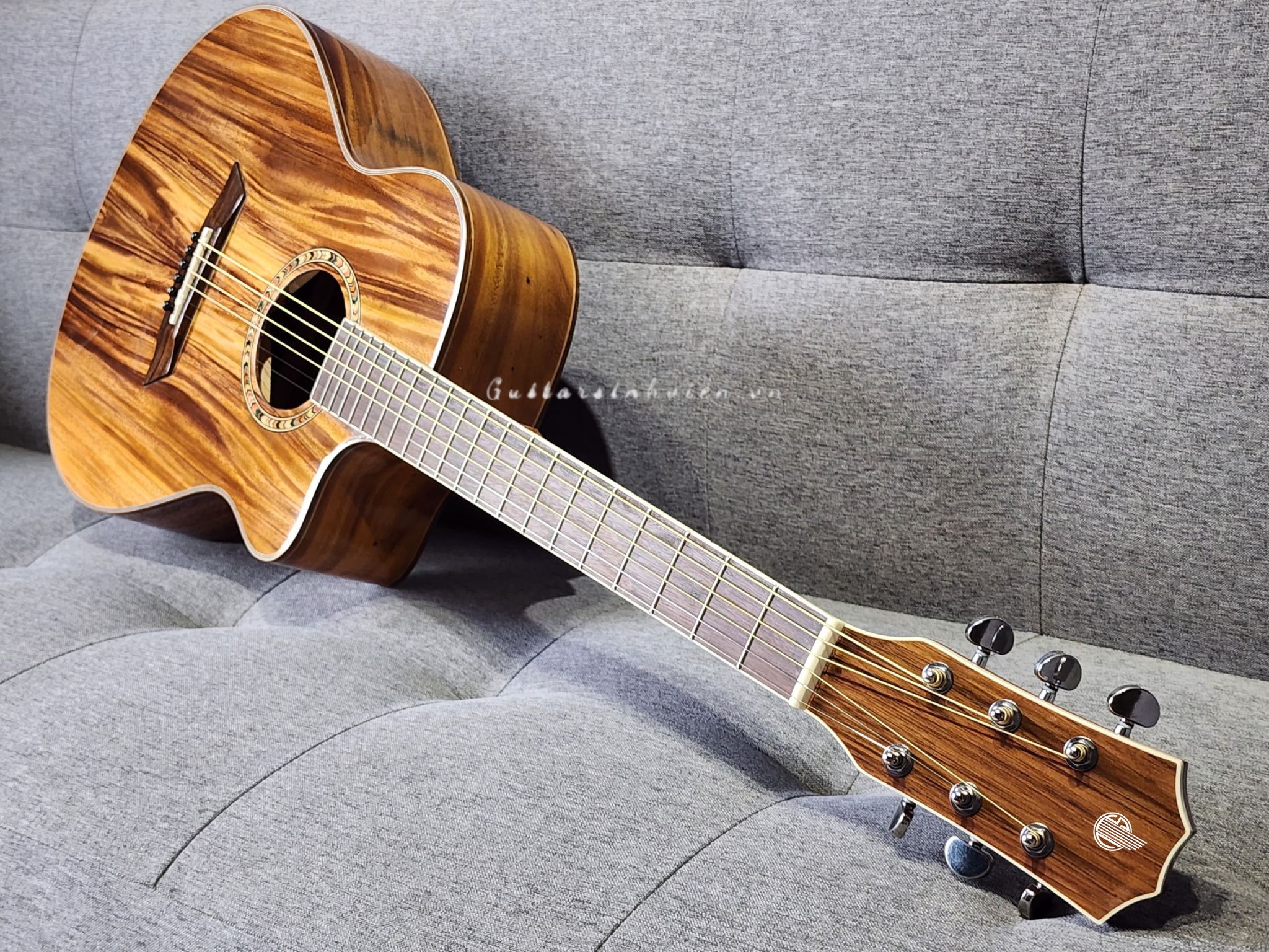 đàn guitar acoustic full gỗ điệp già. đàn guitar acoustic full gỗ điệp già.