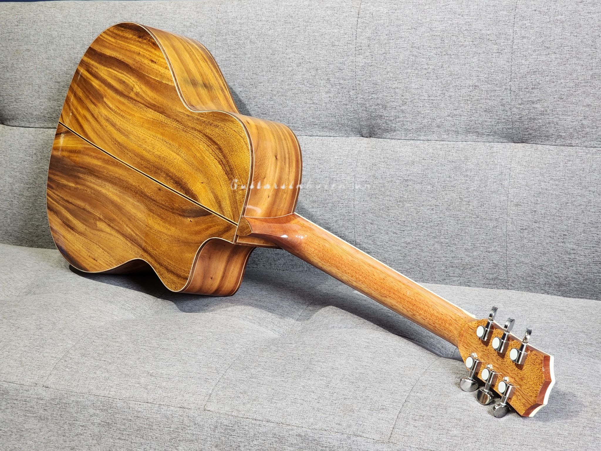 đàn guitar acoustic full gỗ điệp già. đàn guitar acoustic full gỗ điệp già.