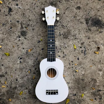 Đàn ukulele soparo màu trắng đáng yêu