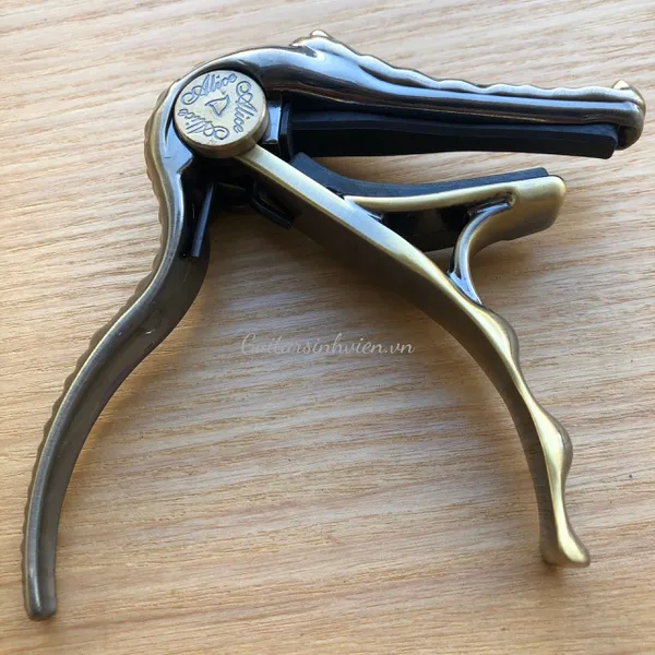 Capo đàn guitar hình cá sấu Alice A007D