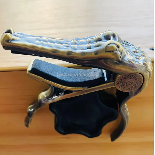 Capo đàn guitar hình cá sấu Alice A007D