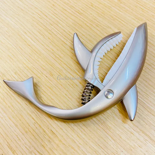 Capo hình cá mập Shack capo GC002