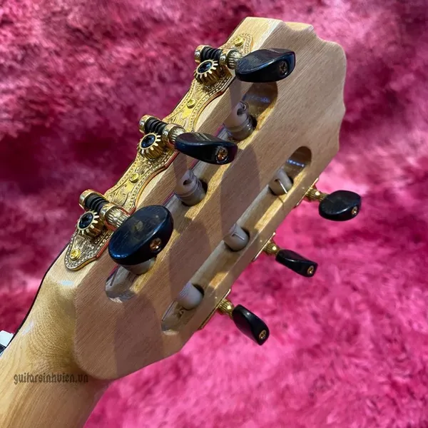 Đàn guitar classic thùng mỏng như đàn "Chí Tài" cao cấp SV-C6