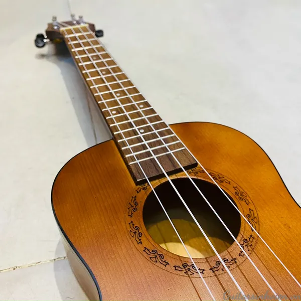Đàn ukulele concert giá rẻ UKU23R