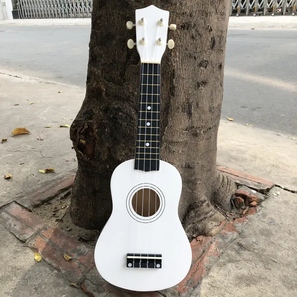 Đàn ukulele soparo màu trắng đáng yêu