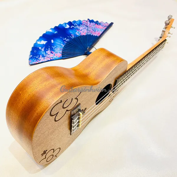 Đàn ukulele size concert hình hoa UKU23