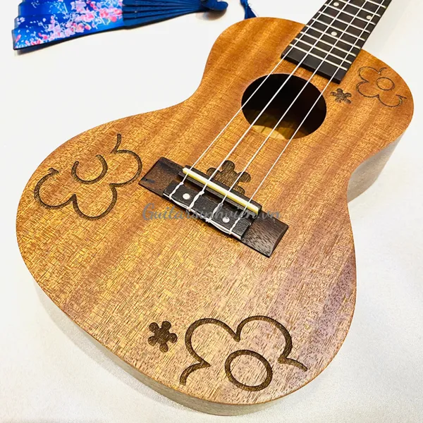Đàn ukulele size concert hình hoa UKU23