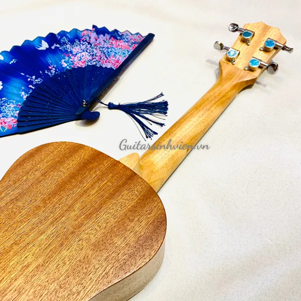 Đàn ukulele size concert hình hoa UKU23
