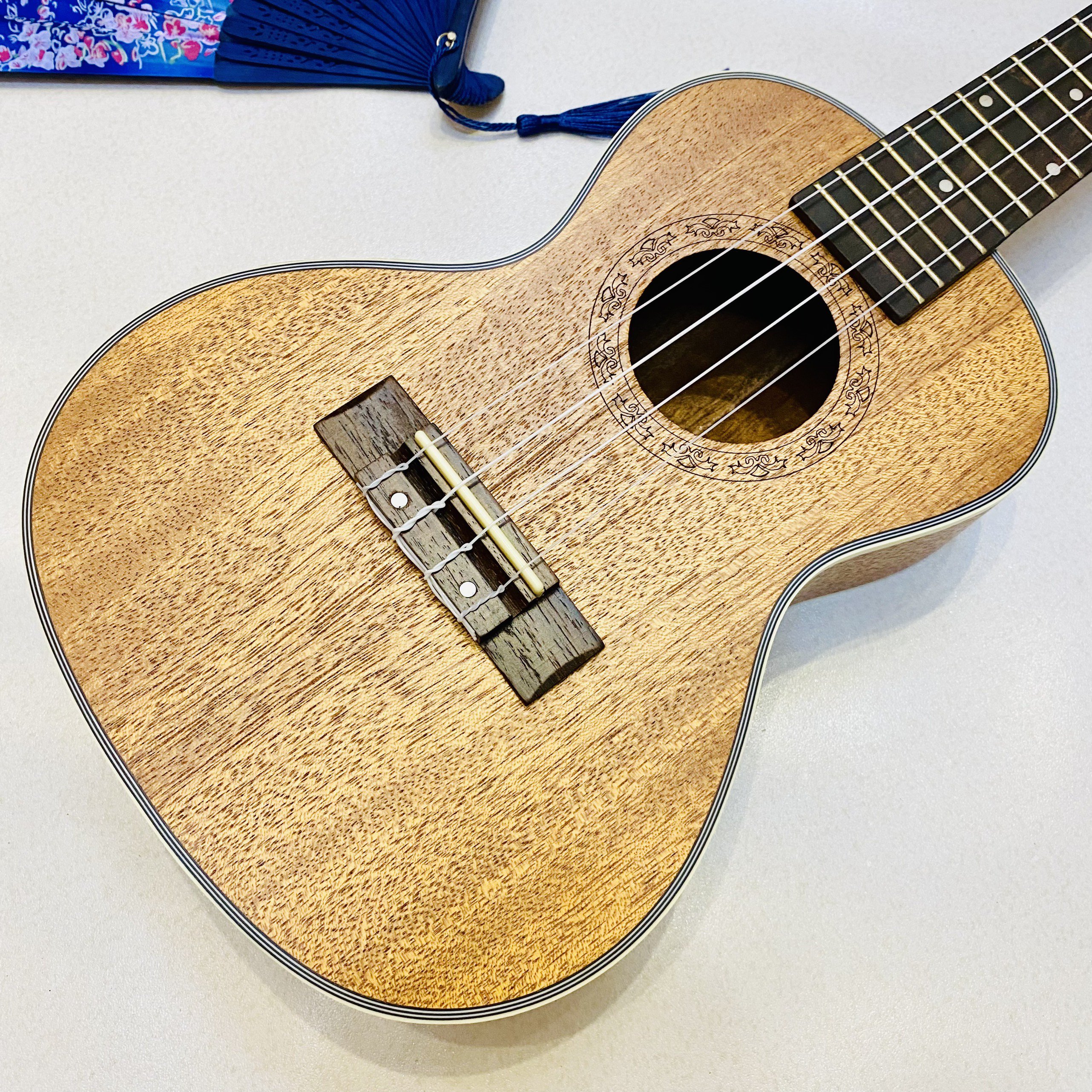 Đàn ukulele size concert gỗ mahogany UKU23