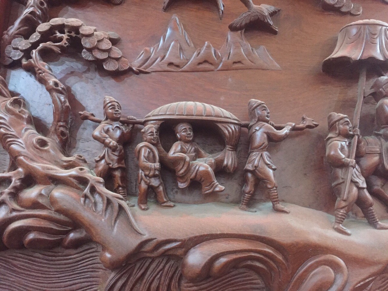 1.Đặc điểm của tranh gỗ vinh quy bái tổ Tranh này được làm từ gỗ hương Nam Phi. Loại gỗ này được sử dụng khá phổ biến trong dòng tranh gỗ phong thủy. Bởi đây được xem là loại gỗ linh thiêng không chỉ có những đường vân đẹp nhất mà mùi hương của gỗ này còn giữ được rất lâu. Kích thước của tranh này khá đa dạng, bạn có thể lựa chọn một trong những kích cỡ sau: 107×217, 67×127, 79×155, 87×197, 97×197 . Hoặc các bạn cũng có thể đặt tranh theo kích thước mà mình mong muốn để phù hợp với không gian căn phòng của bạn. Sau khi hoàn thiện, tranh sẽ được phun sơn PU hoặc dát vàng Đài Loan theo yêu cầu.