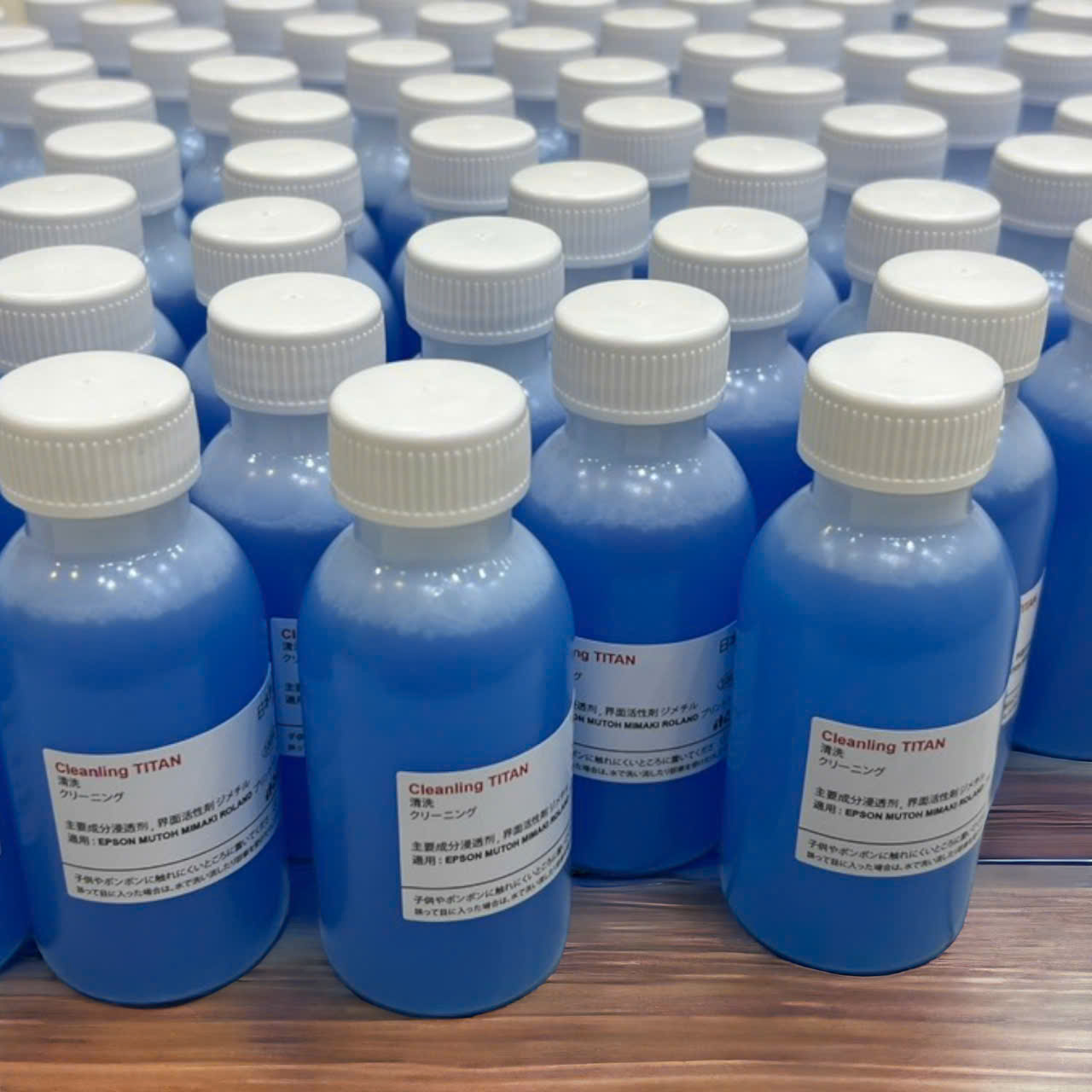 Nước ngâm đầu in Cleaning Titan Xanh 100ml là sự lựa chọn lý tưởng cho những ai đang sử dụng máy in PET chuyển nhiệt. Nước ngâm đầu in Cleaning Titan Xanh 100ml là sự lựa chọn lý tưởng cho những ai đang sử dụng máy in PET chuyển nhiệt.