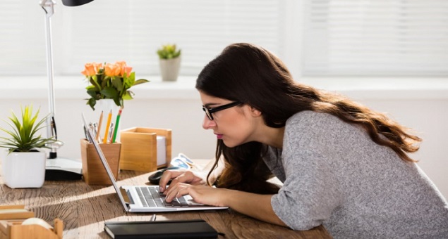 Thường xuyên tiếp xúc với ảnh sáng xanh gây khô mắt