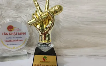 Cúp vinh danh cuộc thi âm nhạc - VINA PHÚ QUỐC TRAVEL