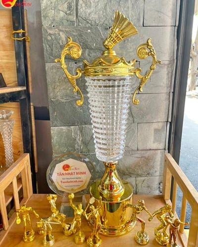 Cúp kim loại cầu lông mạ vàng thân pha lê