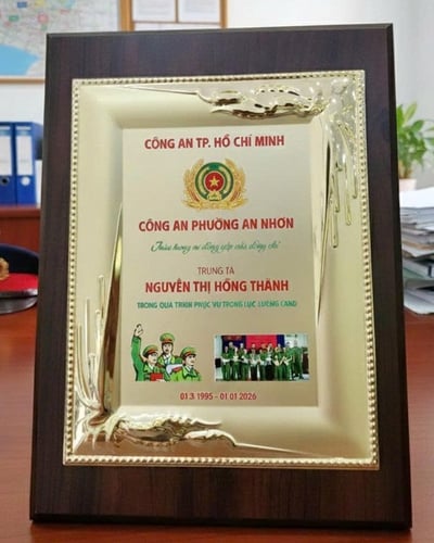 Bảng vinh danh kim loại đẹp Khung hoa van