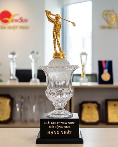 Cúp golf pha le 82
