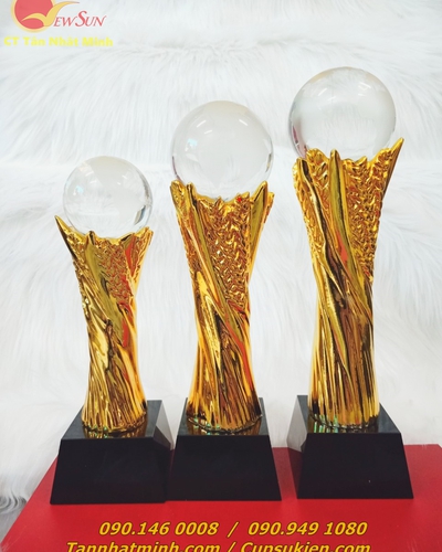 Cúp vinh danh bông lúa mạ vàng