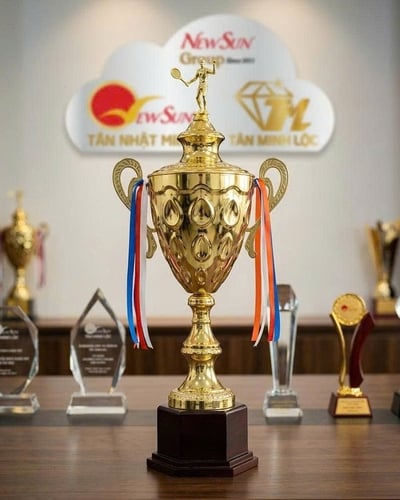 Cúp tennis cao cấp, cúp cầu lông kim loại mới nhập (2)