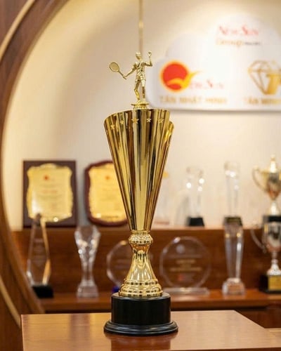 Cúp tennis cao cấp, cúp cầu lông kim loại đẹp