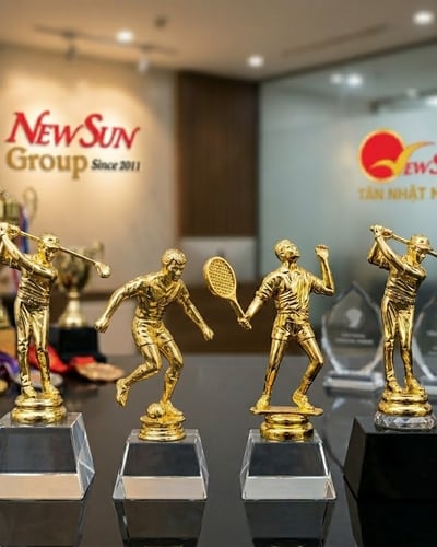 Cúp lưu niệm pha lê, cúp thể thao hình người đá bánh, tennis, golf