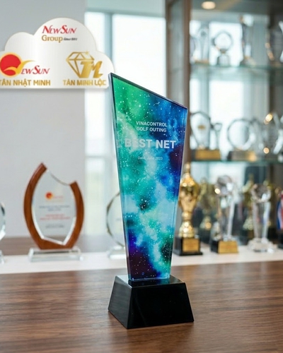 Cúp thủy tinh giá rẻ thân vát xéo