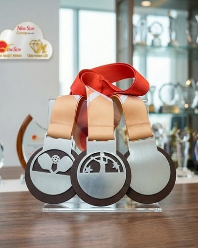 Làm Huy Chương Cắt Theo Yêu Cầu Mẫu Và Màu Sắc 