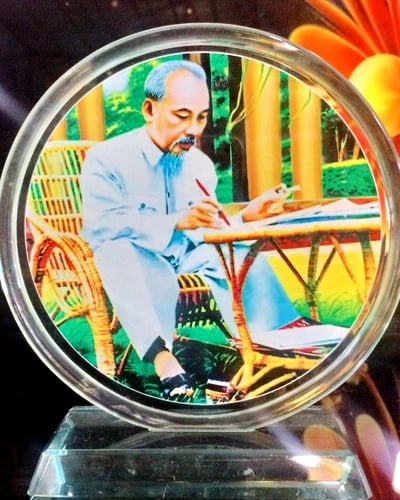 Pha lê in hình Bác Hồ