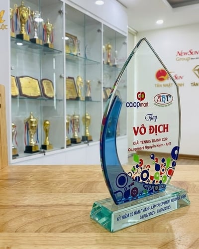Kỷ niệm chương thủy tinh vinh danh