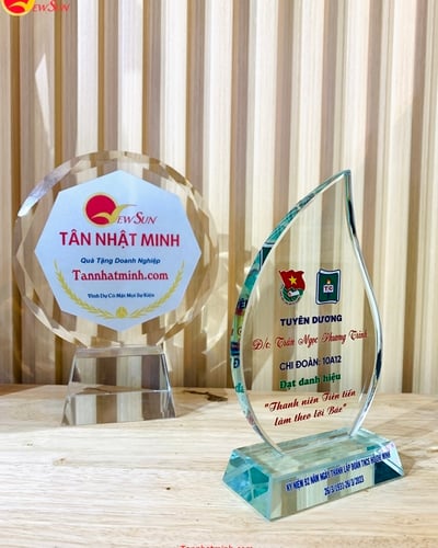 kỷ niệm chương thủy tinh- In nhanh 24