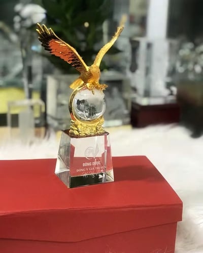 Cúp pha lê đại bàng đúc khuôn nhập khẩu
