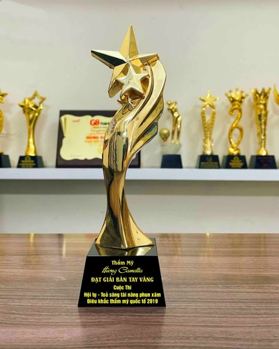 Cúp ngôi sao kim loại đế pha lê