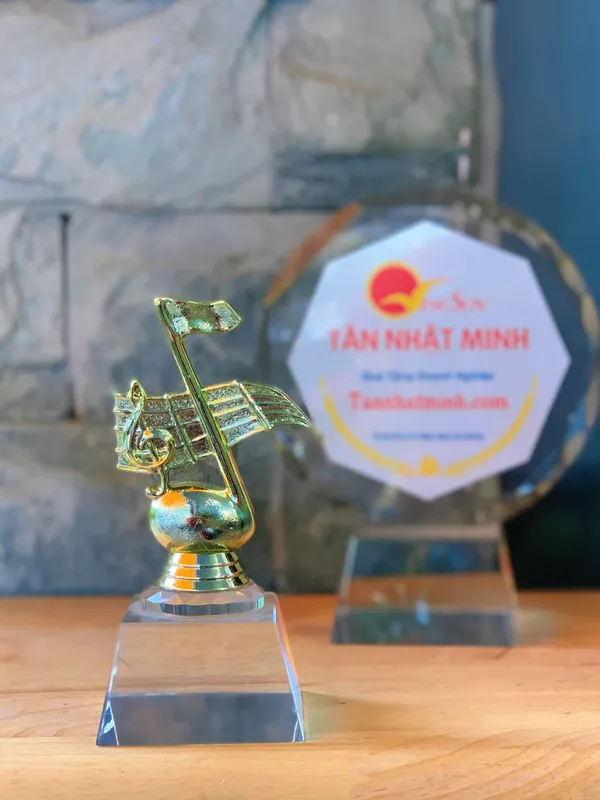 Cúp Thể Thao nốt nhạc Nhựa Mới 4