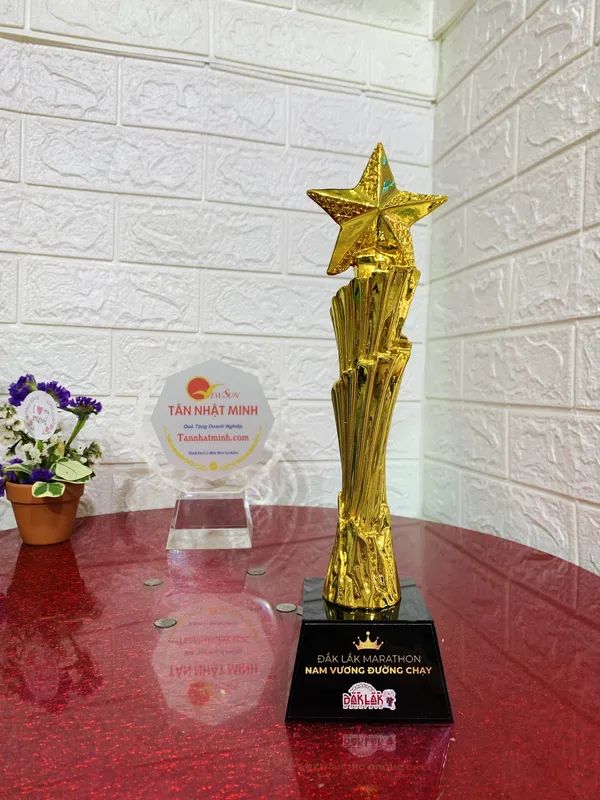 Các Mẫu Cúp lưu niệm Pha lê Kim loại mạ vàng, Đẹp 2020 